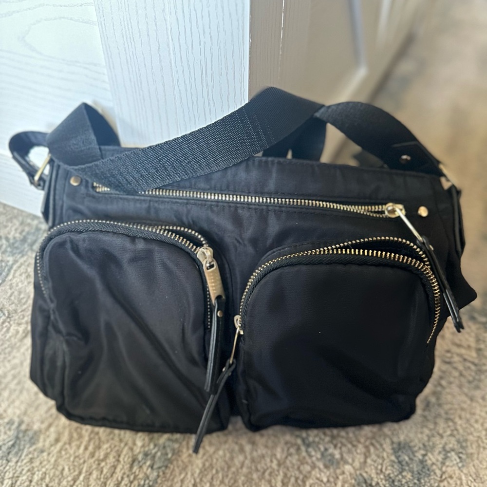 CLOSET CLEAROUT‼️ Black Crossbody Bag with Silver Zippers